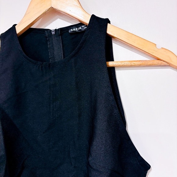 SHEIN Black sleeveless cropped top with rhinestones - Picture 6 of 7